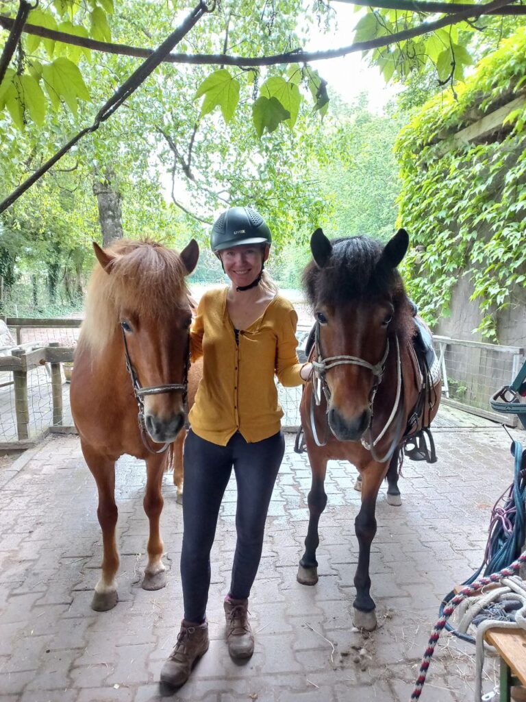 Nela und zwei Pferde auf dem Reithof