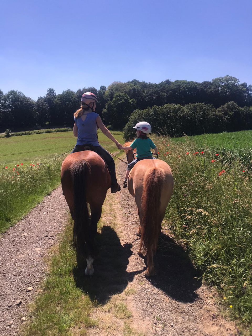 Eltern-Kind Reiten auf dem Feld